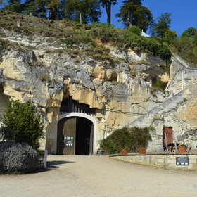 У винного погреба "Cave Monplaisir" - Шинон, Франция