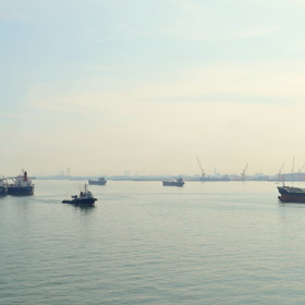 Рабочее утро в порту Сингапура