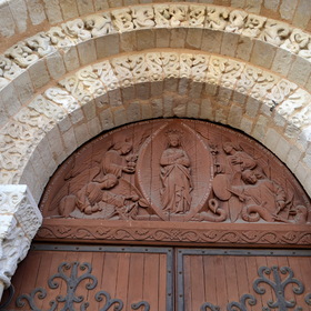 У дверей церкви Нотр-Дам-ля-Гранд - Пуатье, Франция