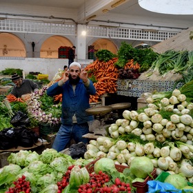 У рыночных зеленщиков  - Бизерта, Тунис