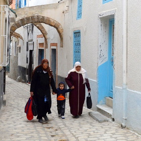 Няньки с арабчёнком в Старой медине  - Бизерта, Тунис