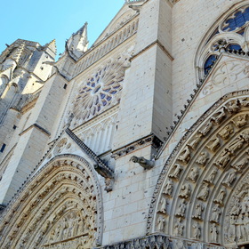 У Кафедрального собора - Пуатье, Франция