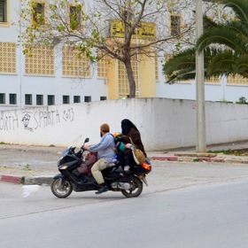 Всем семейством в восемь ног на двух колёсах  -  Бизерта,Тунис