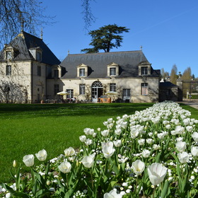 Весна в парке французского замка