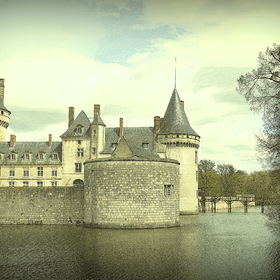 У замка Сюлли-на-Луаре  -  Франция