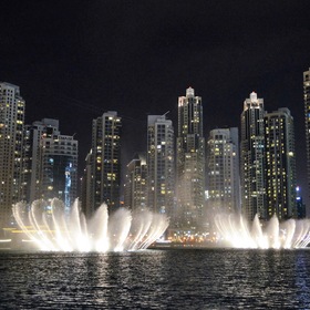 У фонтанов Дубая - Арабские Эмираты